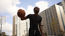 Un jeune homme joue au basketball